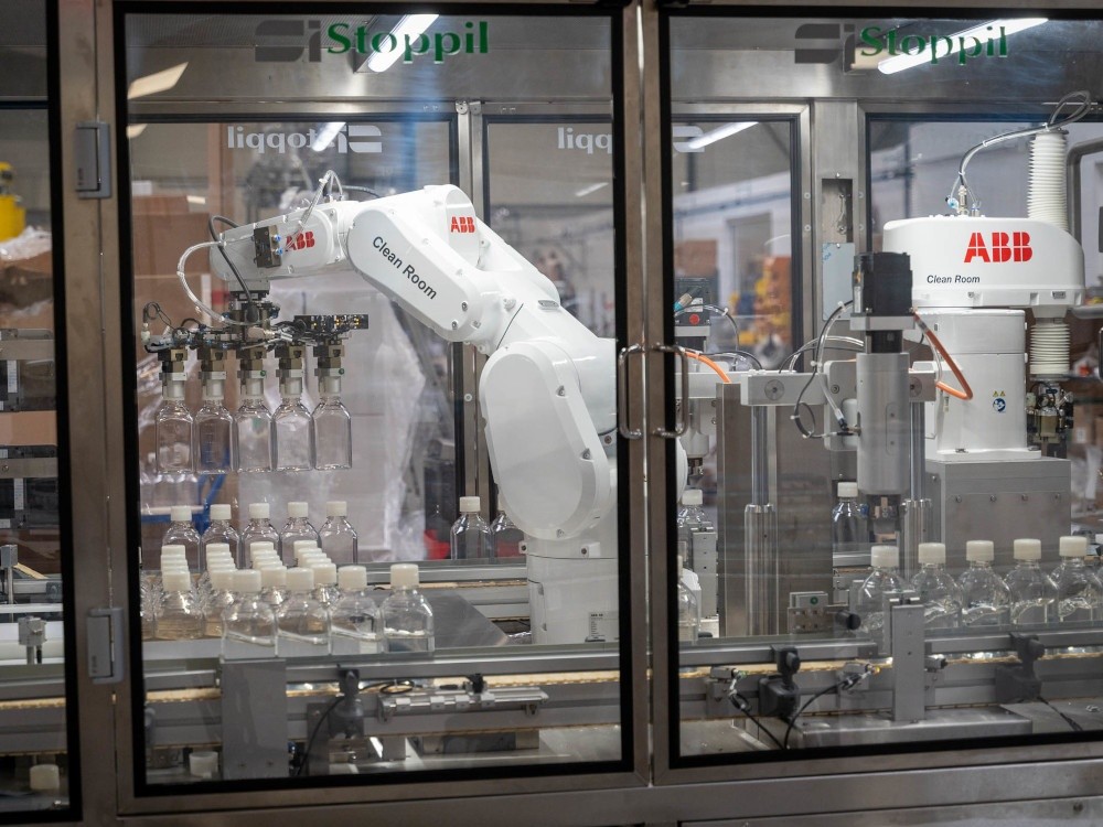 New filling capping machine with robots